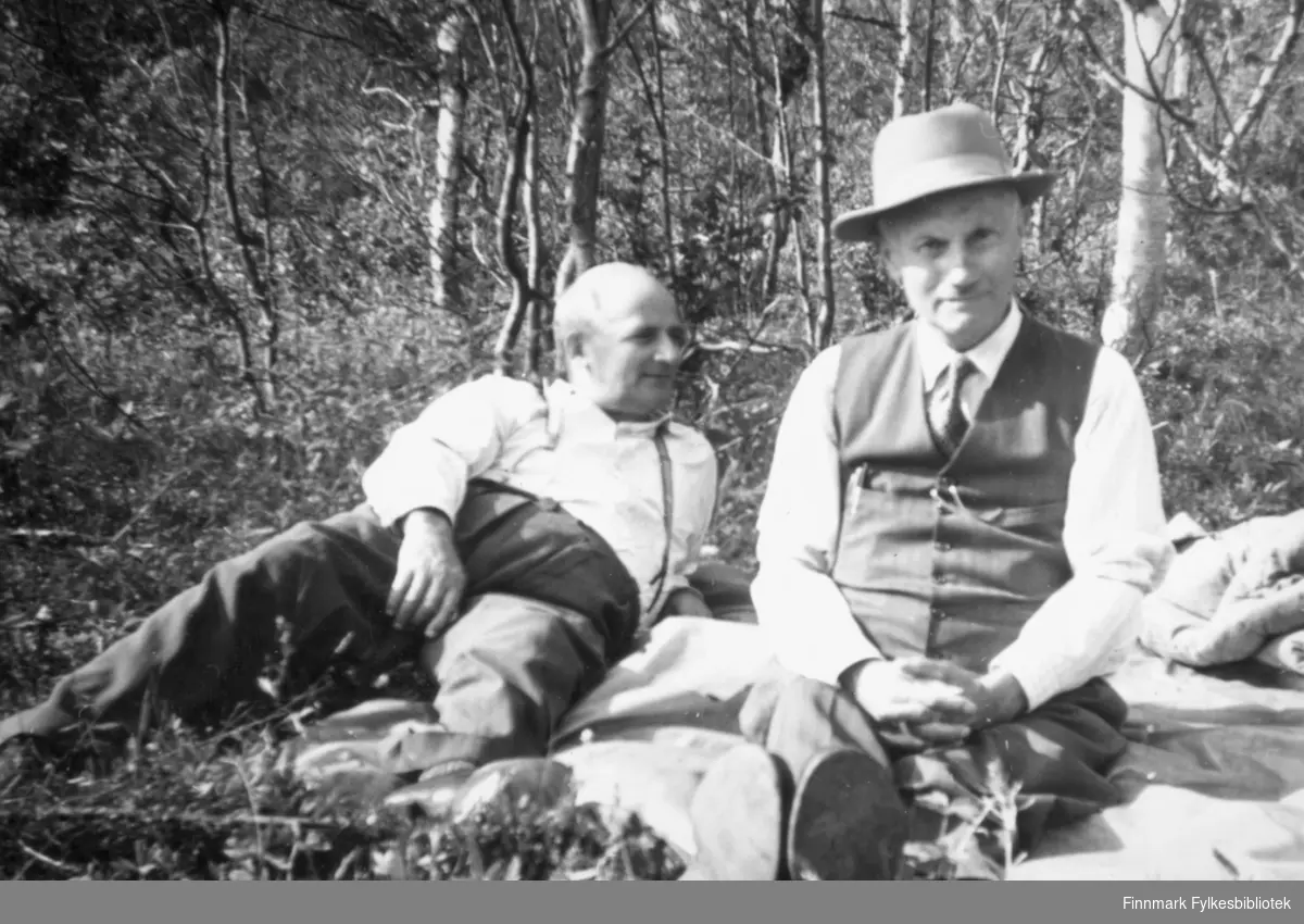 "To kjente vadsøværinger på tur i Thomaselv sommeren 1954. Fra venstre: fylkeskasserer Bernhoff Carstens og rektor Erling Bjørgan." Foto: Per Bjørgan.
