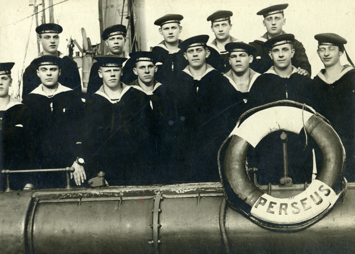Gruppbild på sjömän ombord 1.klass torpedbåt Perseus. Gustaf Andersson längst upp till höger.