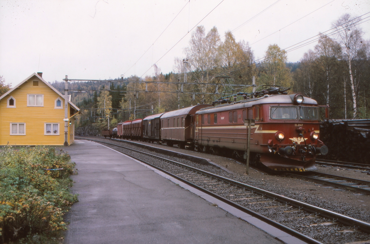 Godstog 5166 Roa - Grefsen, venter på kryssende tog i Sandermosen stasjon, Gjøvikbanen.