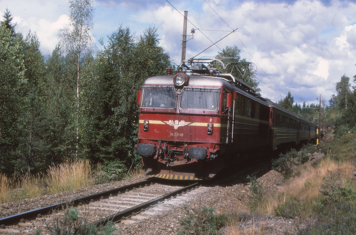 Ekspresstog 62 Bergen - Oslo ved Snippen på Gjøvikbanen. NSB elektrisk lokomotiv El 14 2200 og vogner type 5.