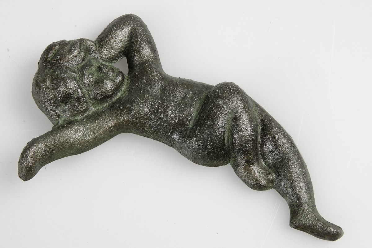 Figur, en s.k. Wattholmaängel av grönpatinerat gjutjärn. Stämplad på baksidan "WATTHOLMA SWEDEN". Upphängningsögla.


