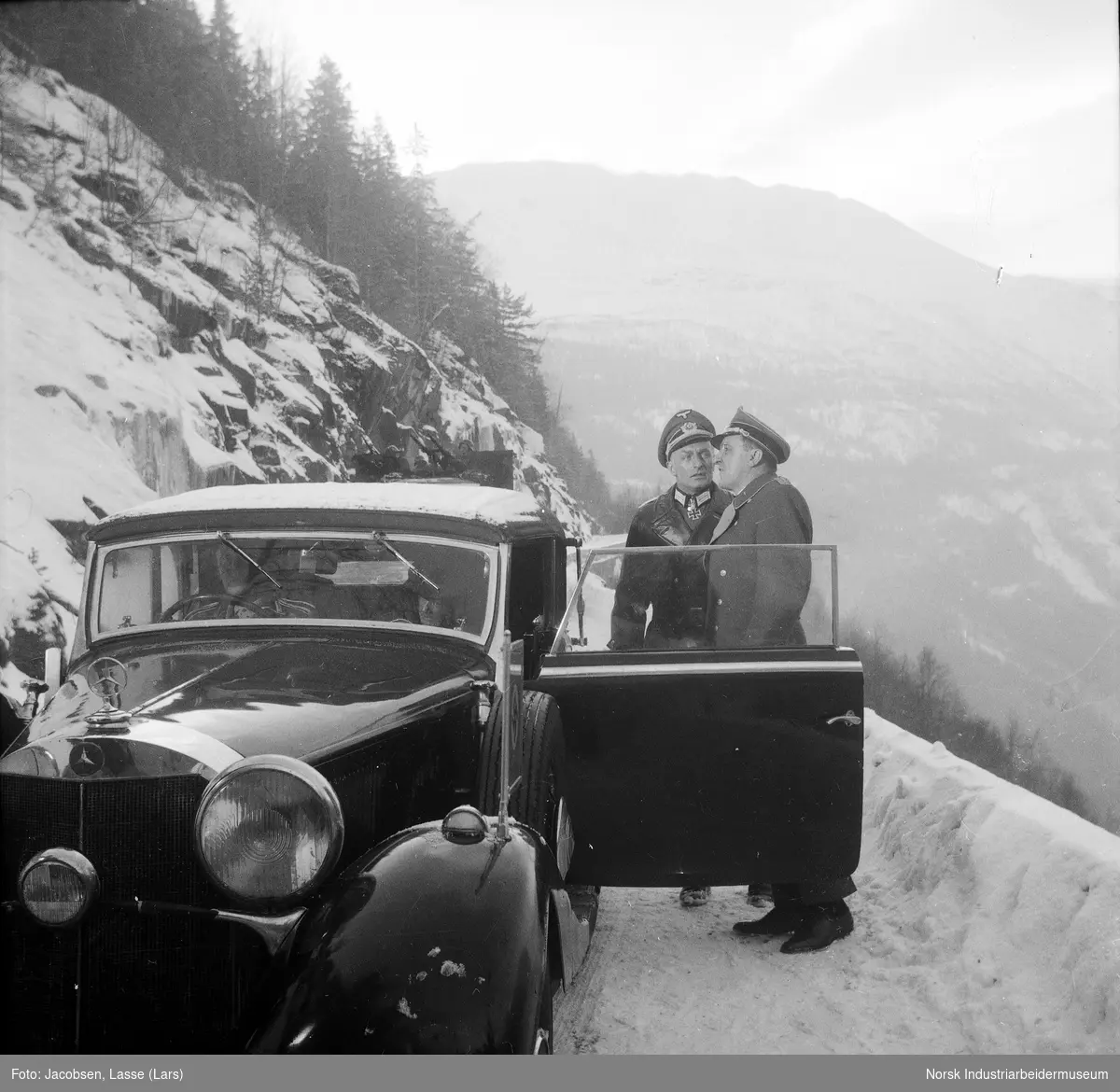 Filminnspilling "Heroes of Telemark". Skuespiller Anton Dillinger, til venstre, spiller Ortskommandant Frieck.
