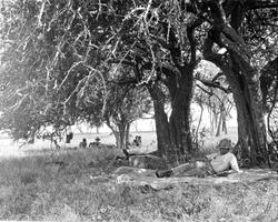 Hvile midt på dagen på vei til Kilimafeza. En europeer ligge