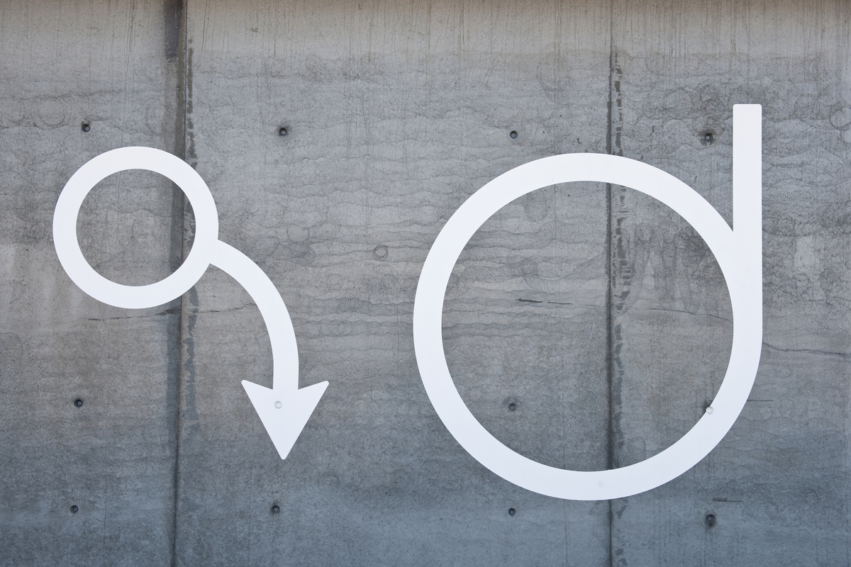 Bo Meyer sine kunstverk er ikkje berre styrt av visuelle arkitektoniske føringar, men har ein klar symbolsk agenda. På Lysaker stasjon har han måla til saman 32 enkle symbol, som piler, sirklar, trekantar og kryss. Halvparten av symbola er militære symbol som blir nytta i samband med strategisk planlegging av krigshandlingar og invasjon. Den andre halvparten er inspirert av symbolbruken til ei gruppe nordamerikanske indianarar. To plakettar med informasjon er plasserte ved verket.