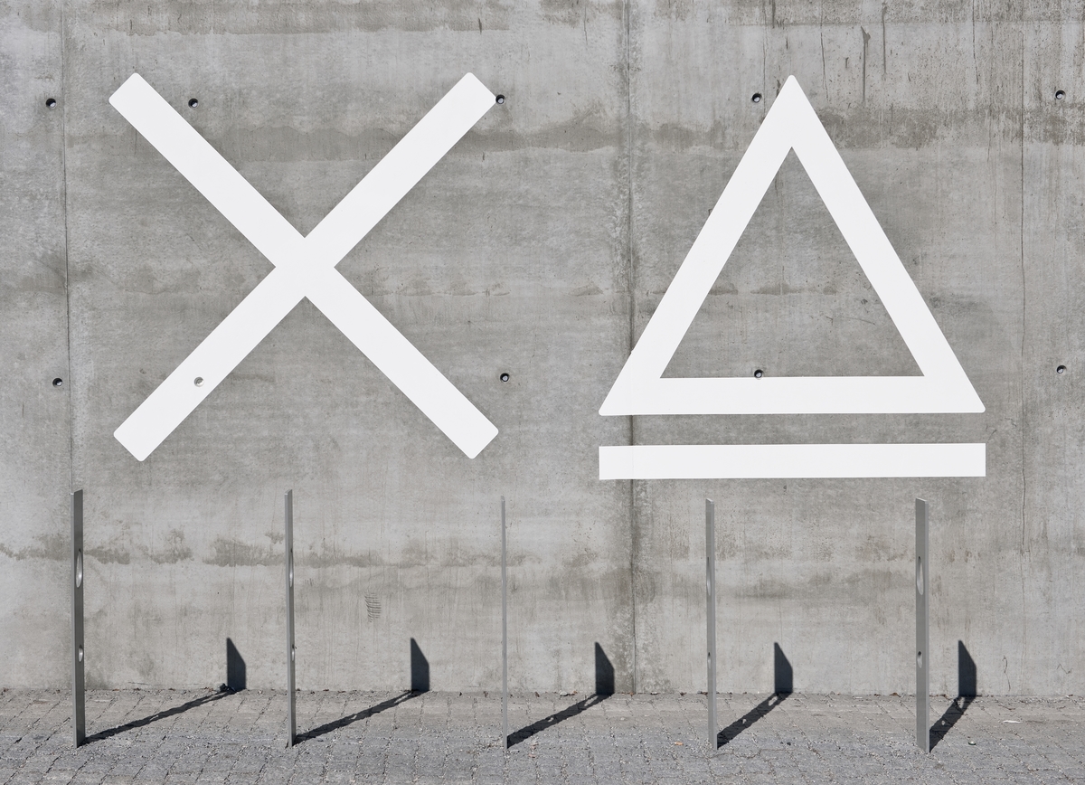 Bo Meyer sine kunstverk er ikkje berre styrt av visuelle arkitektoniske føringar, men har ein klar symbolsk agenda. På Lysaker stasjon har han måla til saman 32 enkle symbol, som piler, sirklar, trekantar og kryss. Halvparten av symbola er militære symbol som blir nytta i samband med strategisk planlegging av krigshandlingar og invasjon. Den andre halvparten er inspirert av symbolbruken til ei gruppe nordamerikanske indianarar. To plakettar med informasjon er plasserte ved verket.