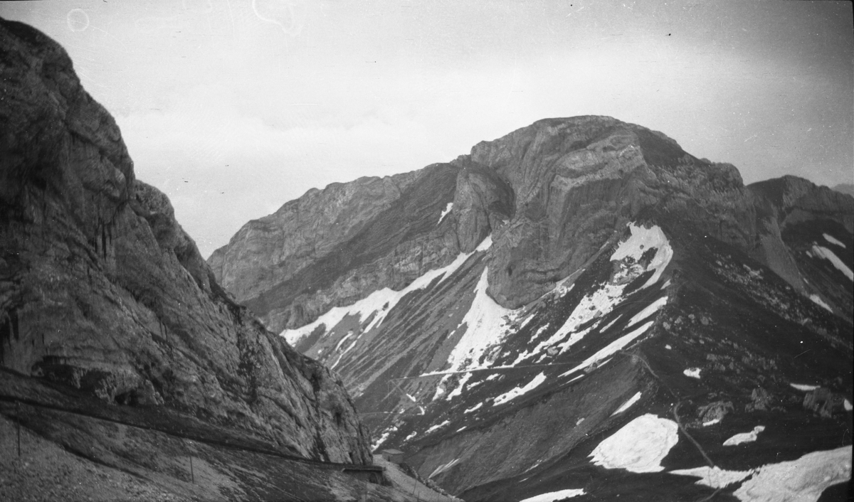 Fotoarkivet etter Gunnar Knudsen. Ant. "Pilatus Bahnen" som går til toppen av fjellet Pilatus i Sveits