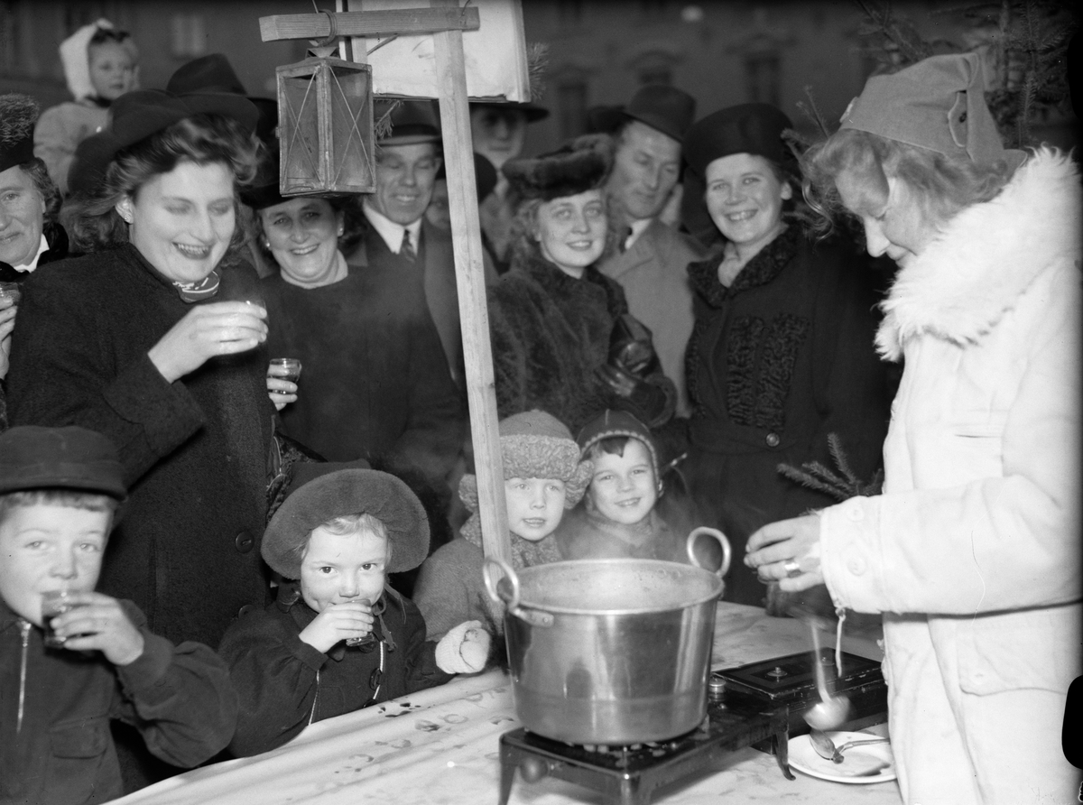 "Lottornas julmarknad gav rekordinkomst. Fullkomlig folkträngsel på Fyristorg" - Uppsala december 1942