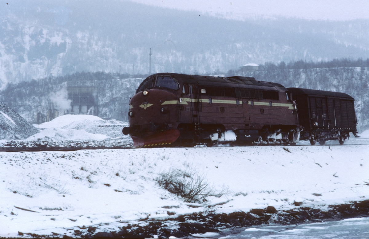 Godstog 5792 (Bodø - Trondheim) ankommer Mo i Rana i påsken 1983 med NSB dieselelektrisk lokomotiv Di 3 631 og bare en vogn.
