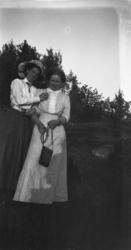 Fotoarkivet etter Gunnar Knudsen. Borgestad, to damer. Til h