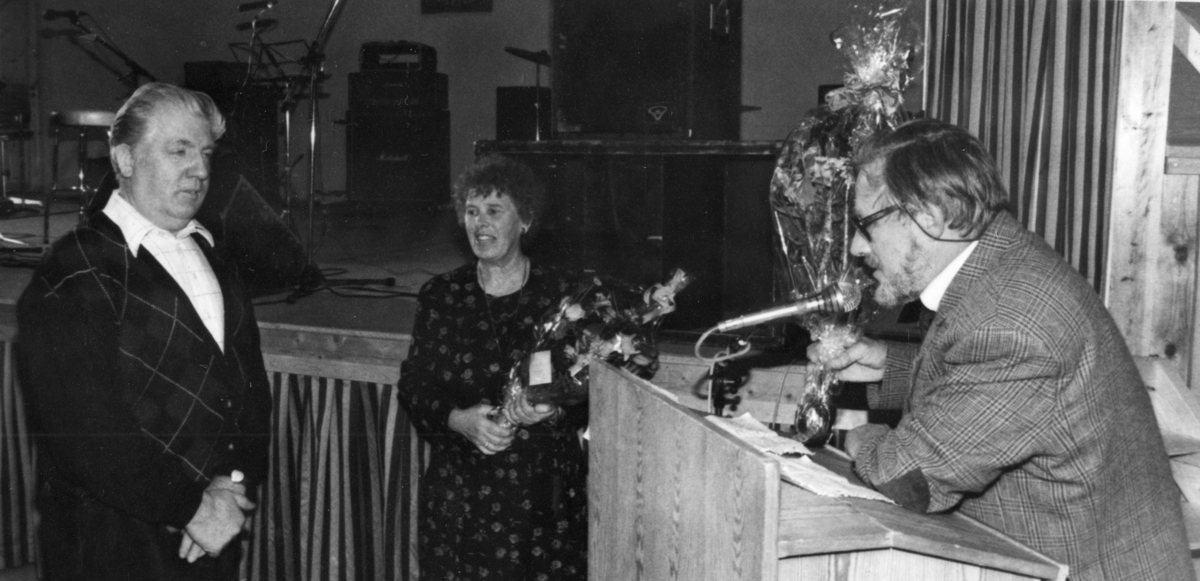 Kulturprisvinner Johnny Thorsen og kone får ros fra Tore Frøvik, leder av Levangsheia Vel. 1995.
