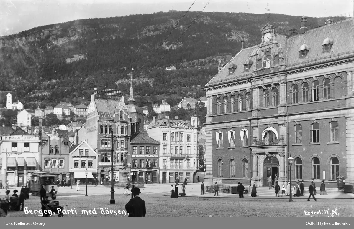 Børsbygningen i Bergen på Vågsallmenningen 1. Oppført i 1861–62,  og tegnet av Franz Wilhelm Schiertz. I 1893 ble børsen påbygget en etasje etter arkitekt Lars Solbergs tegninger. 
Også kalt Frescohallen.

I bakgrunnen stauen av Ludvig Holberg på Vågsalmenningen.