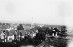 Fra en engelsk by, muligens Oxford.