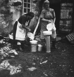 To damer siler melk. Valvågen, Tranøy. ca1950-60