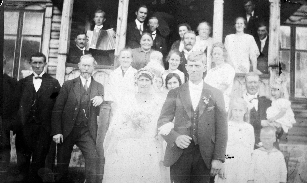 Brudepar, Olaf og Julia Sørli, bryllupsgjester, gift 15.juli 1922,  Espa.