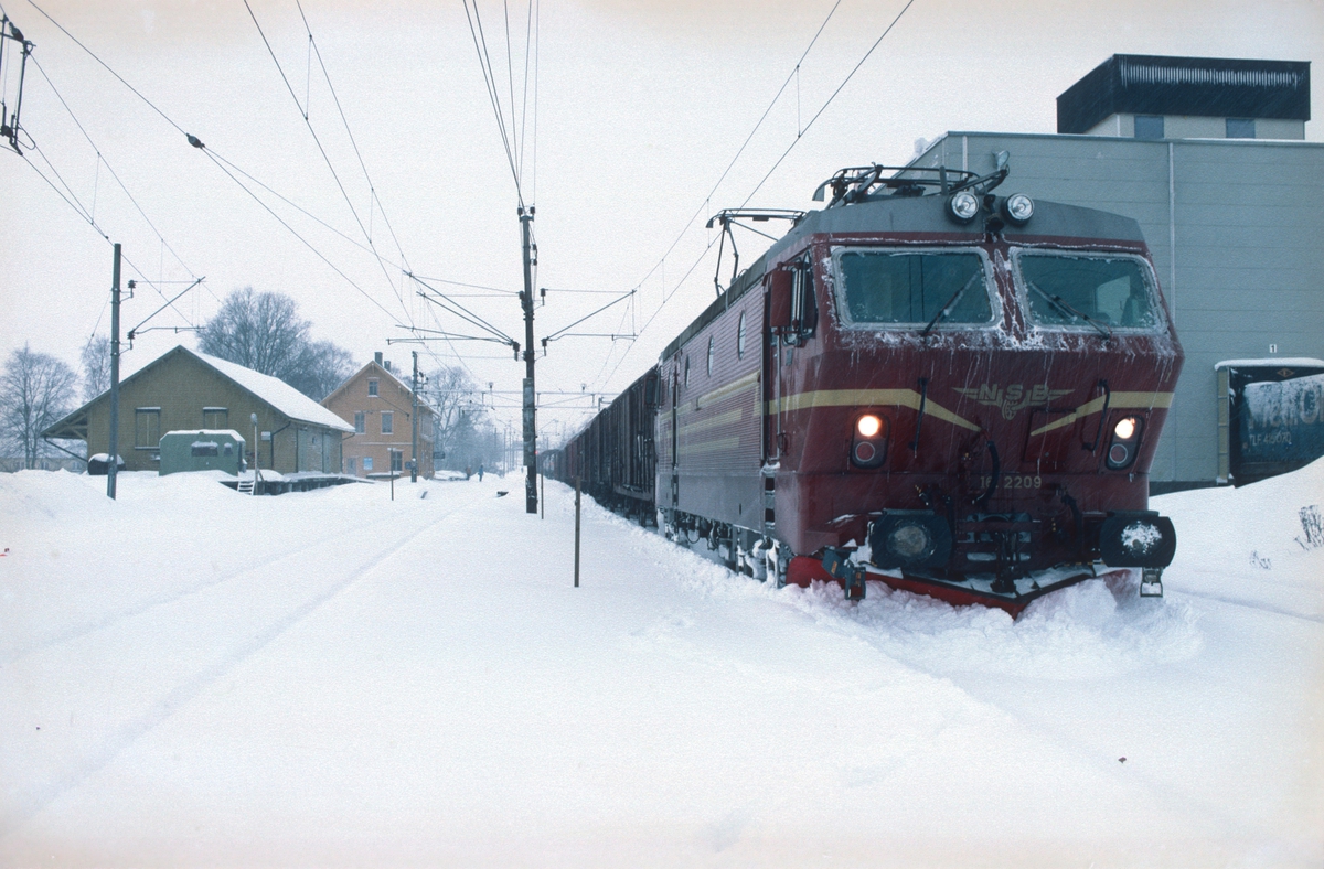 NSB godstog 4379B, (Alnabru-) Ski - Sarpsborg (-Gøteborg), med El 16 2209 venter på kryssende tog i Spydeberg.