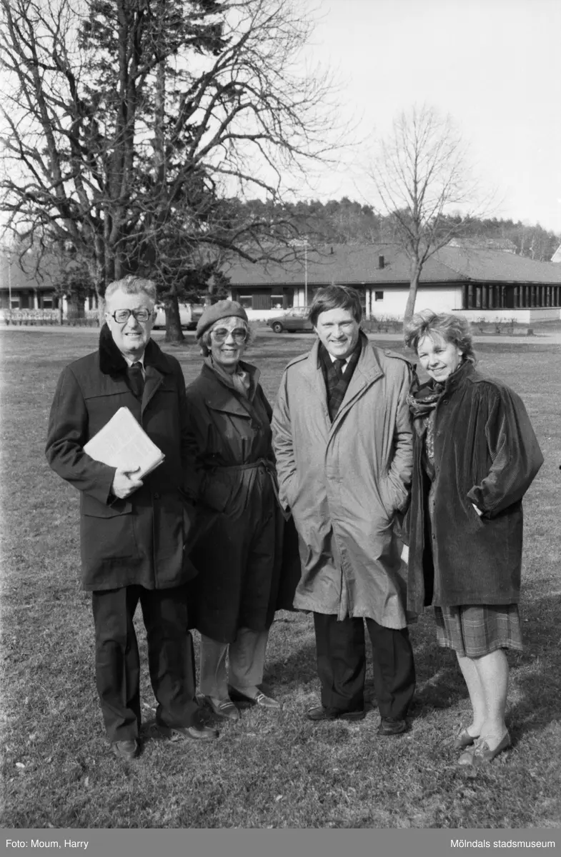 Riksdagsmän besöker Stretereds vårdhem i Kållered, år 1985. 