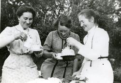 Lotte og Asta Strand og Signe Soelberg