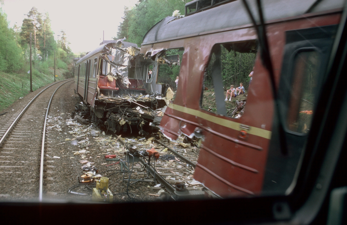 Togulykke ved Kolbotn 20.mai 1985. Frontkollisjon mellom to lokaltog. Om ettermiddagen ble det åpnet for trafikk forbi på ett spor. Bildet er tatt fra tog 147, hurtigtog til Halden.
