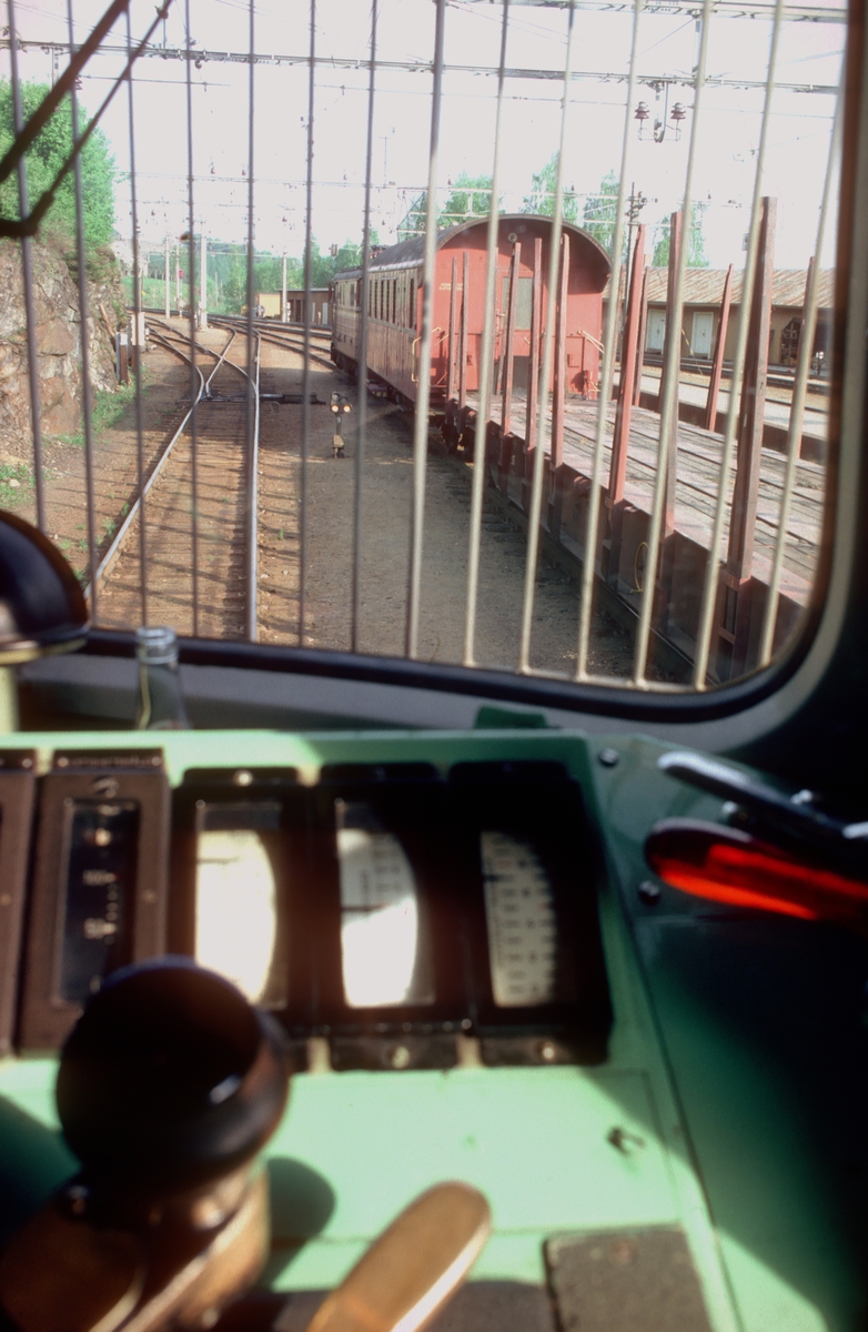 Utsyn fra lokomotiv type El 11 på Roa stasjon under pausen der i godstog 5165 og 5166.  Oppholdet varte fra 07.30 til 13.45. Til høyre står godstoget 5173 til Eina.