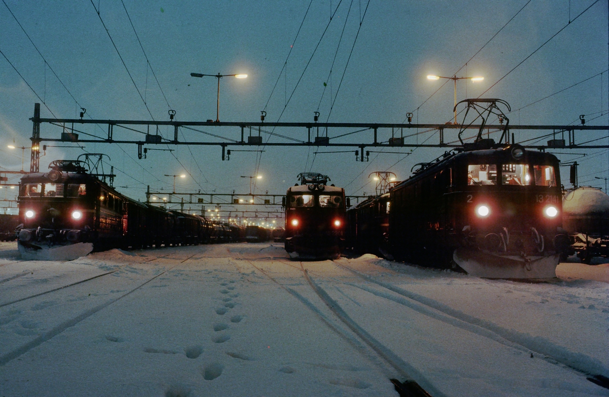 NSB godstog som venter på avgang fra Alnabru en vinterkveld.