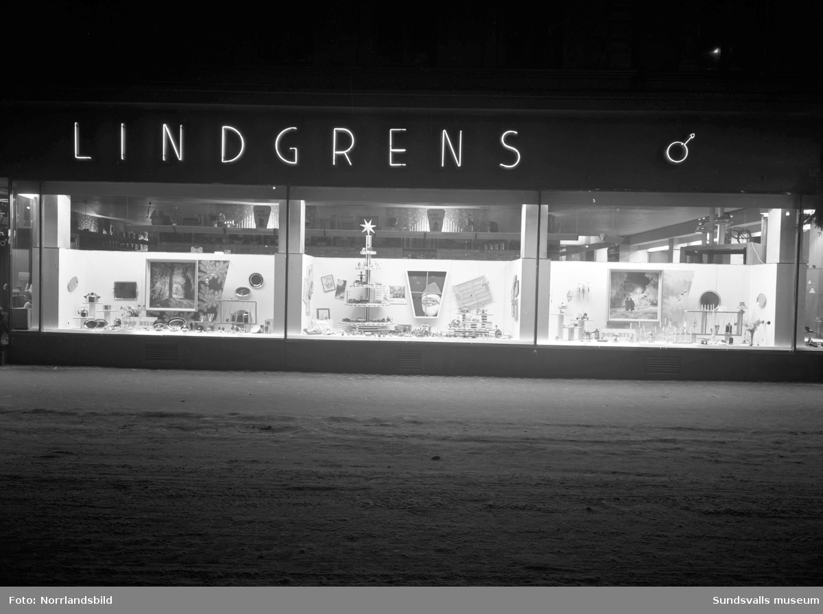 Julskyltat i fönstren hos Lindgrens järnhandel.