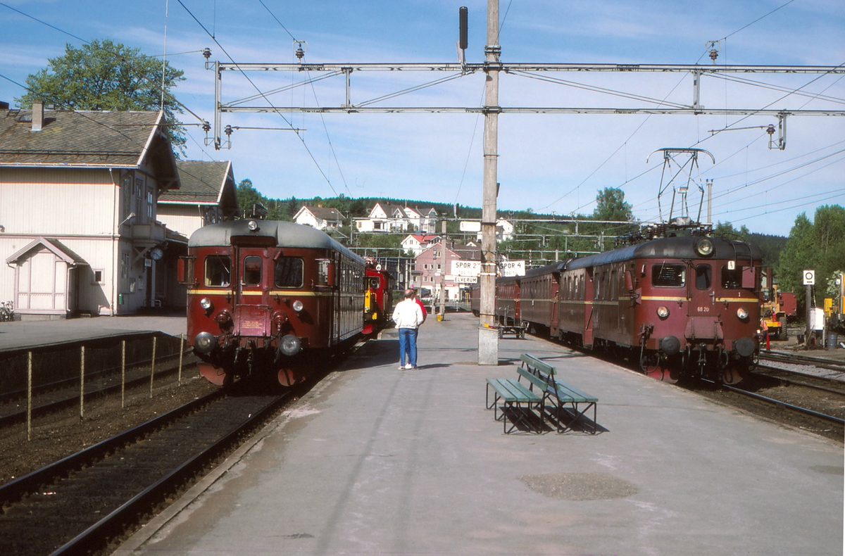 Togbytte på Kongsvinger. Persontog fra Oslo S med type 68A ankommer i spor 3, mens persontog til Elverum og Hamar venter i spor 2.