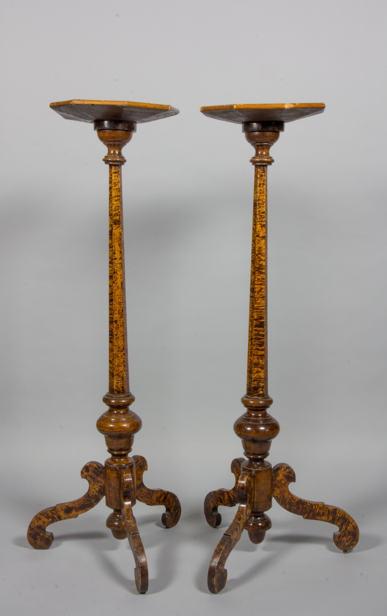 Geridonger, 2 st, tillverkade av alrot med 6-kantigt ben och tre volutformade fötter. 8-kantig plan skiva med inlagda bladformer i olikfärgad fanér.