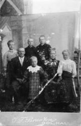 Margit Storejorde og Ola Storejorde med borna, ca.1912
Frem