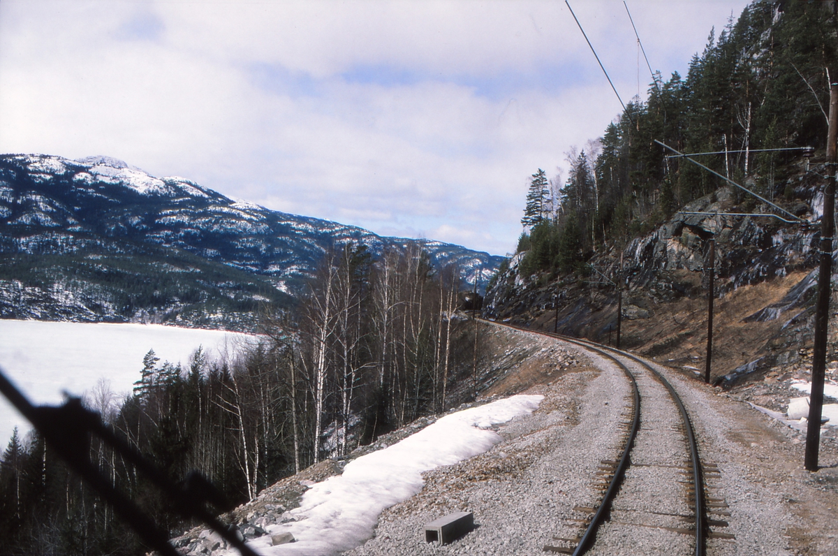 Trolldalen med utsikt mot Krøderen og Norefjell, sett fra lokomotivet i godstog 5501. Bygging av ny stasjon var påbegynt. Den gamle linjen på utsiden av fjellet skulle bli kryssingsspor, mens nytt hovedtogspor ble lagt i tunnel.
