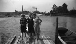 Fotoarkivet etter Gunnar Knudsen. Tre poserende kvinner i ba