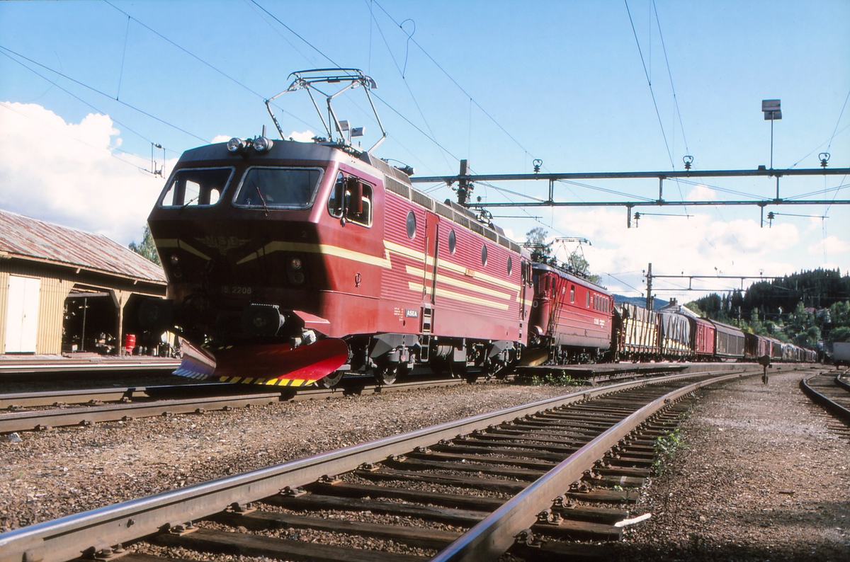 Nsb Godstog 5501 Alnabru Bergen På Roa Stasjon Med Elektrisk Lokomotiv El 16 2208 Som Ekstra 