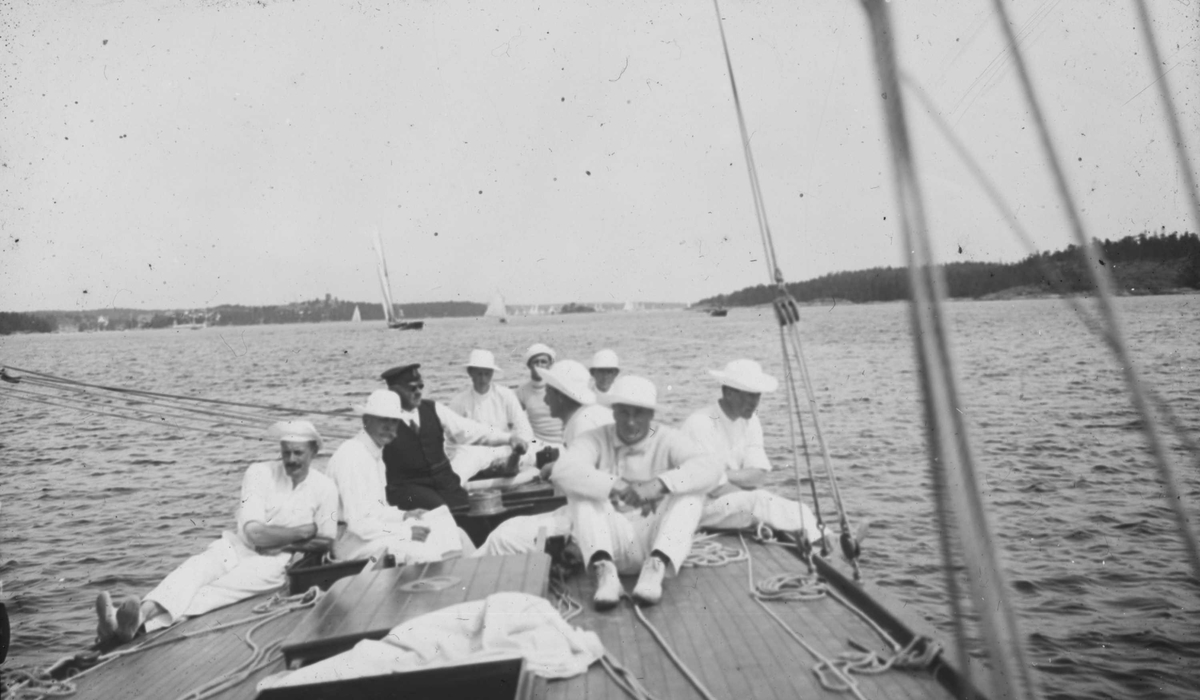 Landsregatta  1916, Kragerø. Mannskap ombord en seilbåt.