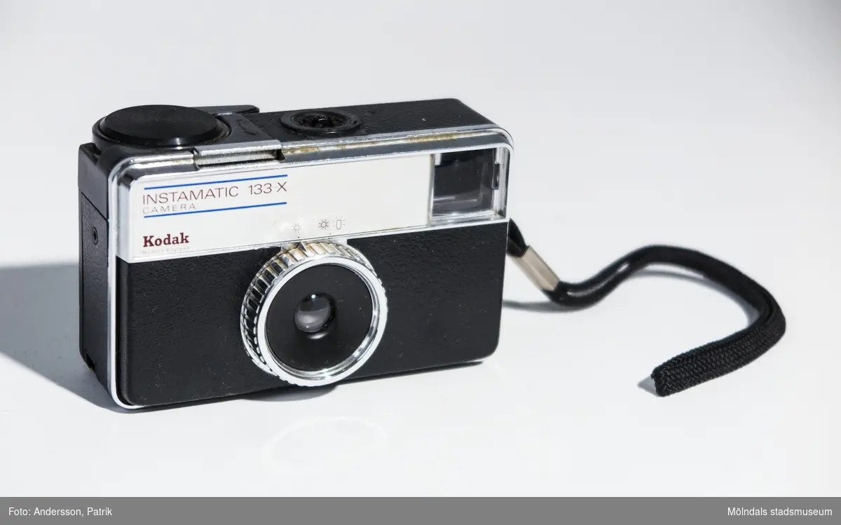 Kameran Instamatic 133-X  tillverkades av Kodak 1970-1971. Den hade ett fixfokus 1:11f = 43 mm,slutare 1/40 och 1/80, inbyggd blixtutlösare för s.k. Magicubeblixt och var gjord för 126-film. 
Kamerahuset är av svart hårdplast med rostfria detaljer. Objektivvredet kan ställas in på sol eller skugga/blixt. Handledssnodd knäpps fast med hake på kamerahusets sida.