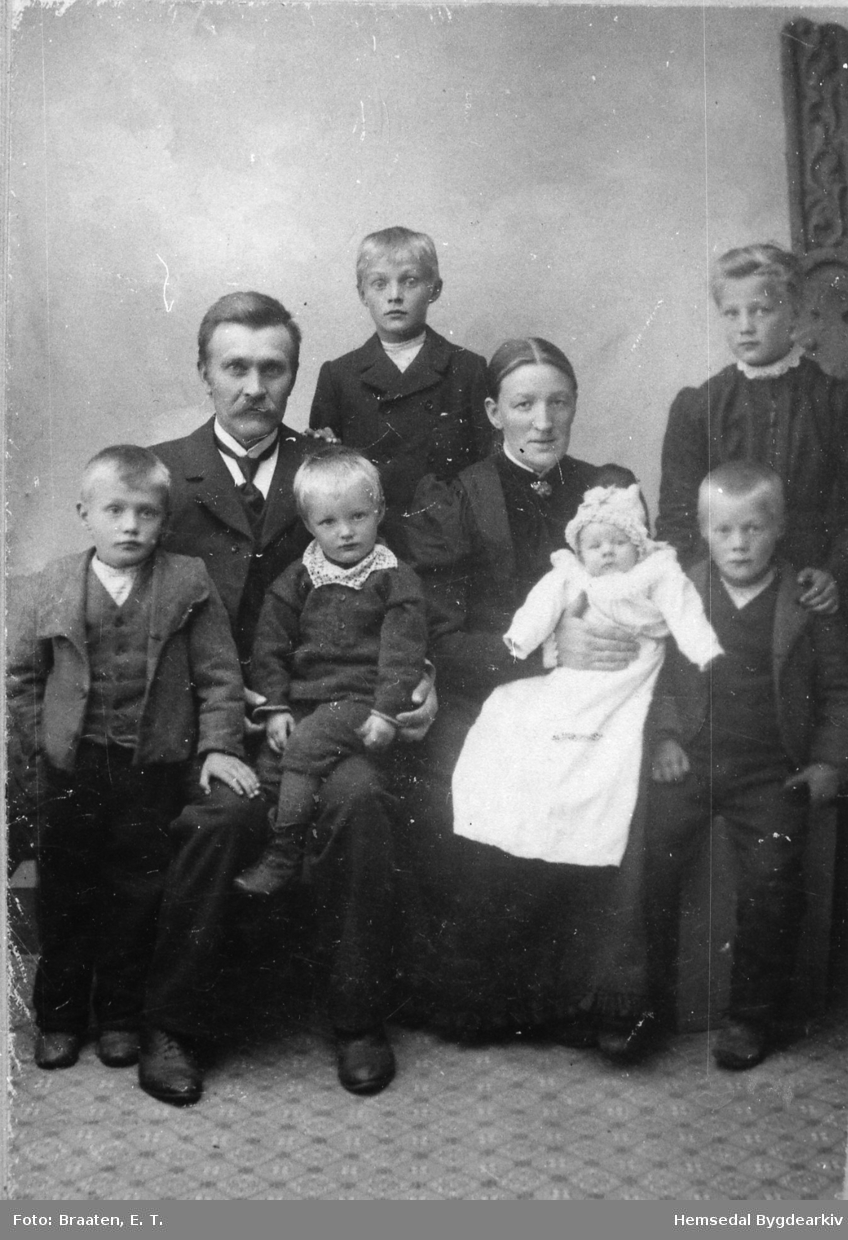 John og Gunhild Grøthe med familie i 1905.
Frå venstre: Eirik, Knut (Vesle-Knut), dåpsbarnet Ola, og Knut (Store-Knut)
Bak frå venstre: Asle og Anne