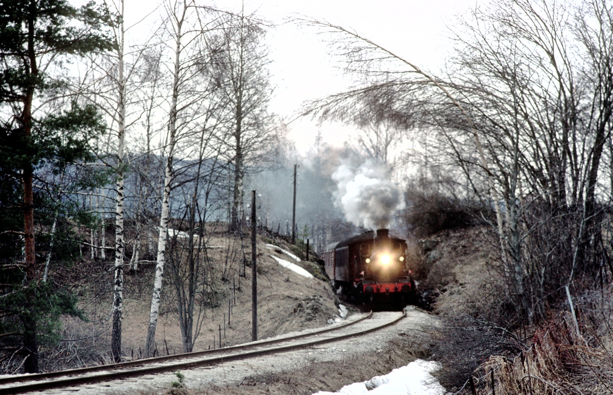 Veterantog Drammen - Krøderen nærmer seg Kløftefoss med damplok 21b 252.
