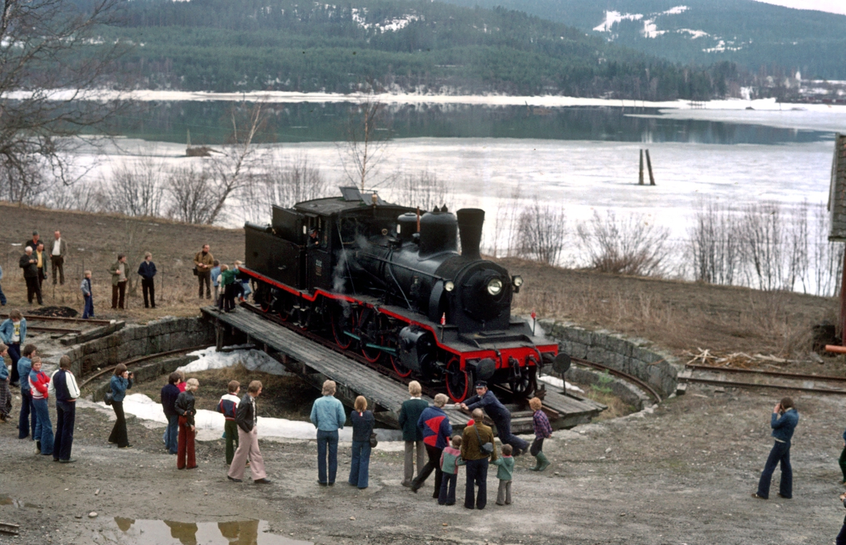Damplokomotiv 21b 252 på svingskiven på Krøderen stasjon, der lok'et skal tørnes for retur til Drammen.