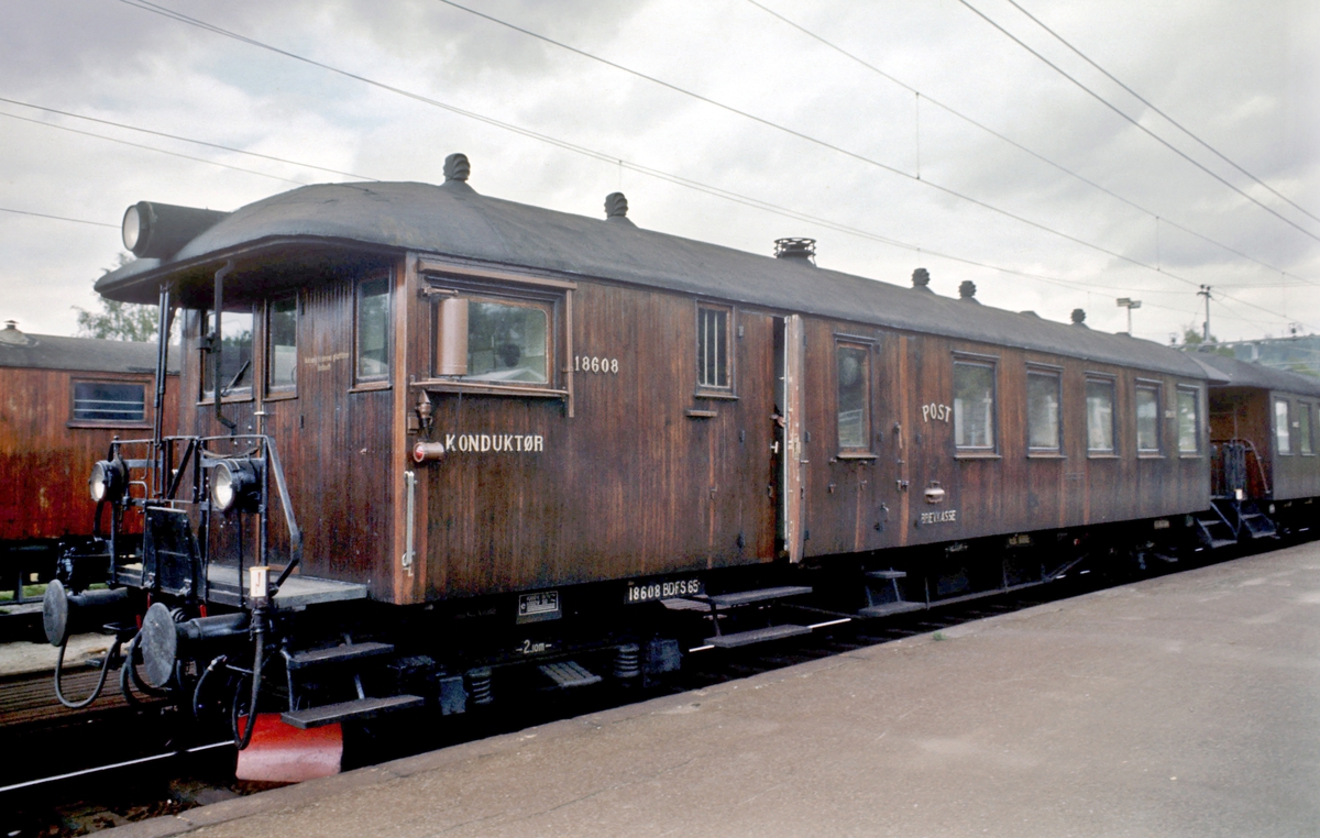 Styrevogn BFS 18608 pÅ KjelsÅs stasjon i lokaltog fra Hakadal.