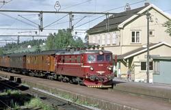 Persontog Oslo V - Spikkestad med elektrisk lokomotiv El 13 