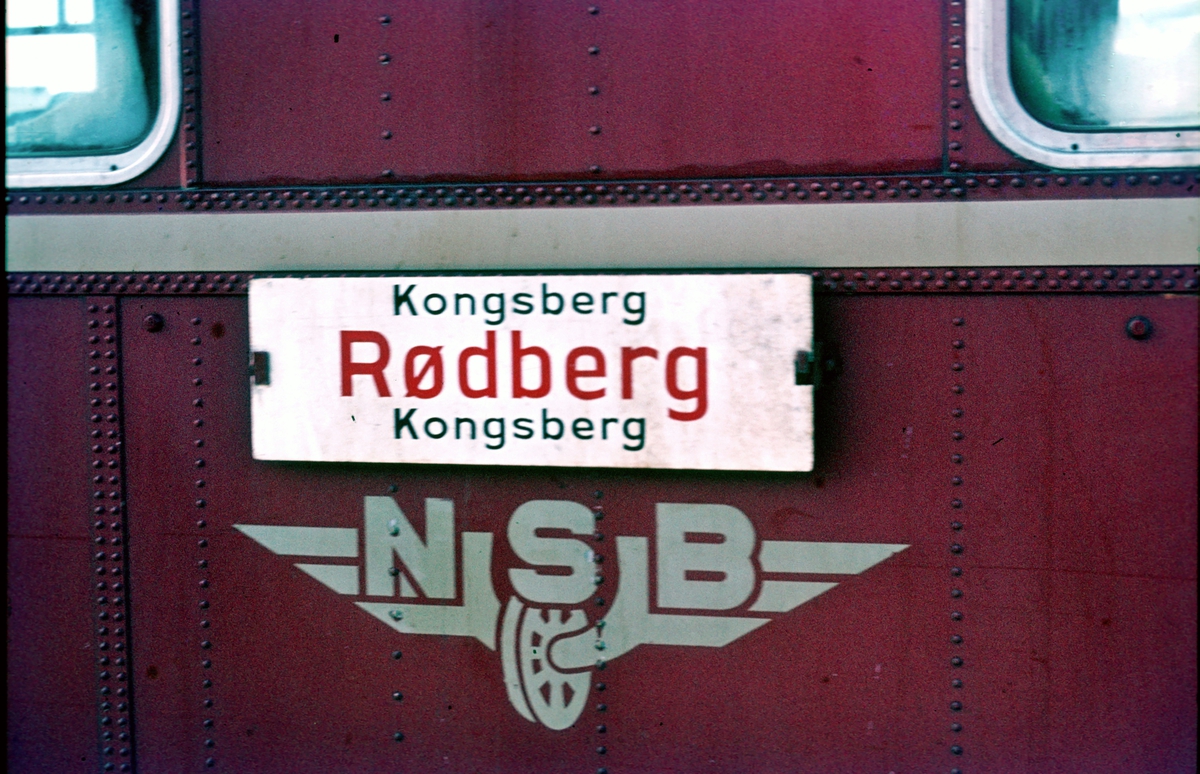Destinasjonsskilt på tog på Numedalsbanen. Kongsberg - Rødberg - Kongsberg