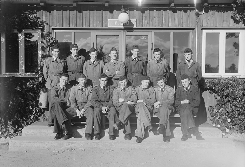 Furirer vid 3:e divisionen på F 3 Östgöta flygflottilj, hösten 1948. Grupporträtt framför byggnad.