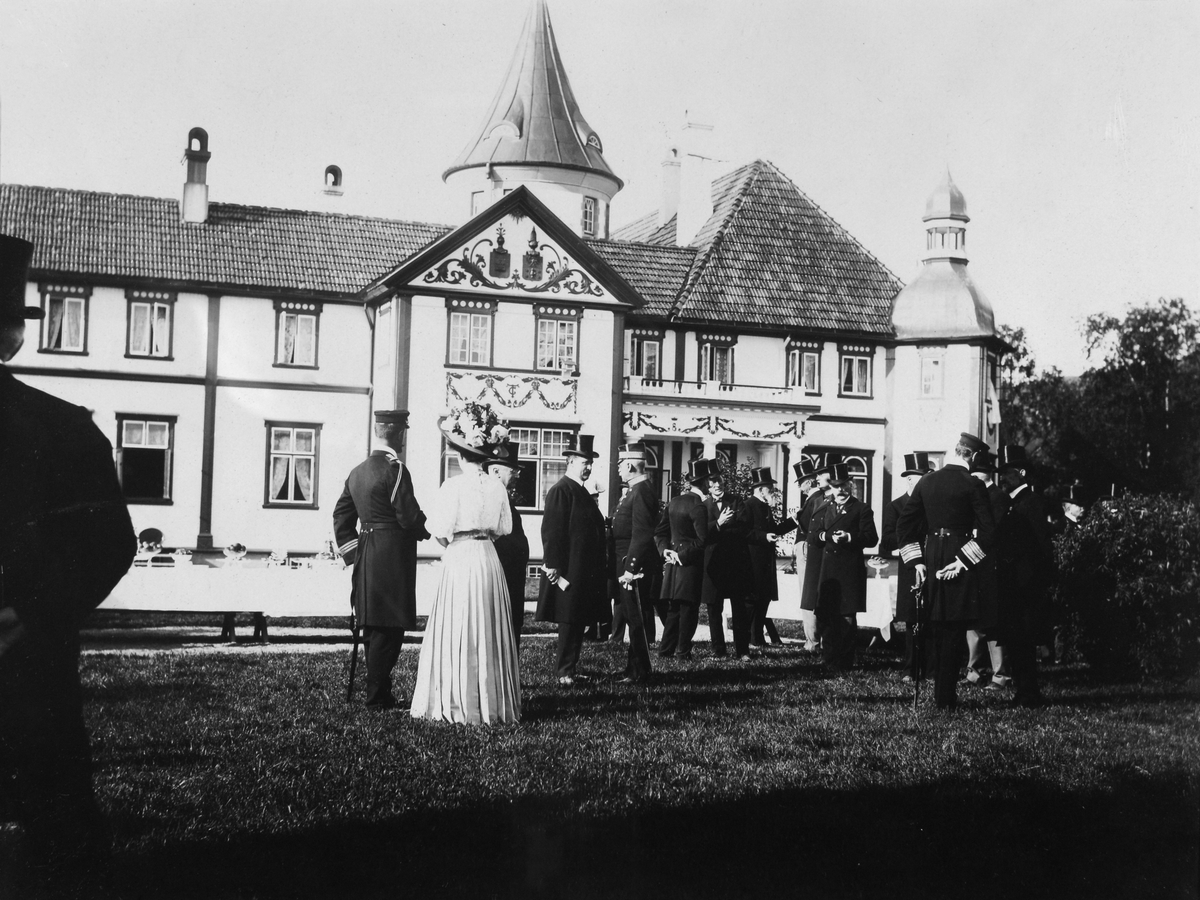 Hageselskap på Baardshaug, i Orkdal. Åpning av Thamshavnbanen, 10. juli 1908.