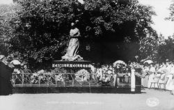 Camilla Colletts monument avsløres.