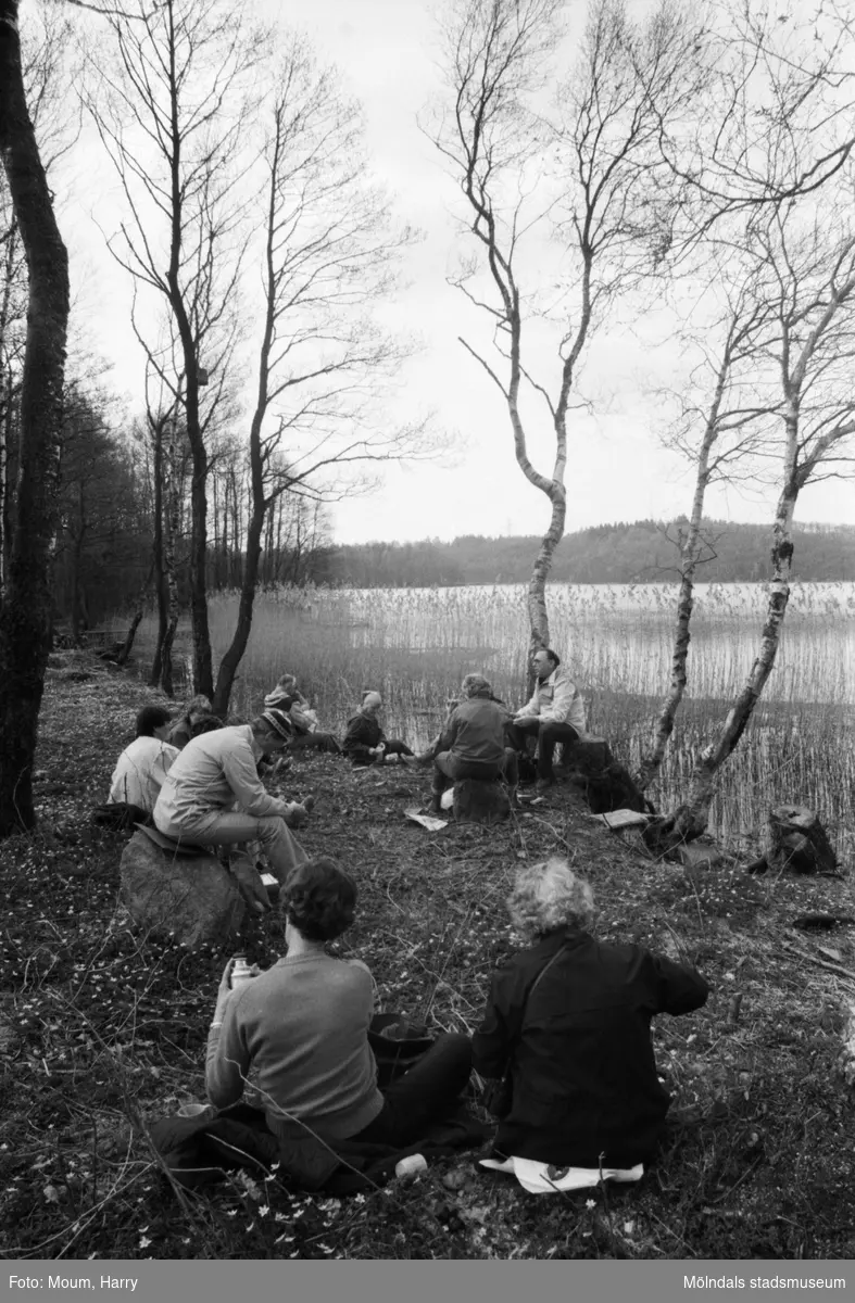 Kållereds hembygdsförening anordnar sockenvandring runt Tulebosjön i Kållered, år 1985.

För mer information om bilden se under tilläggsinformation.