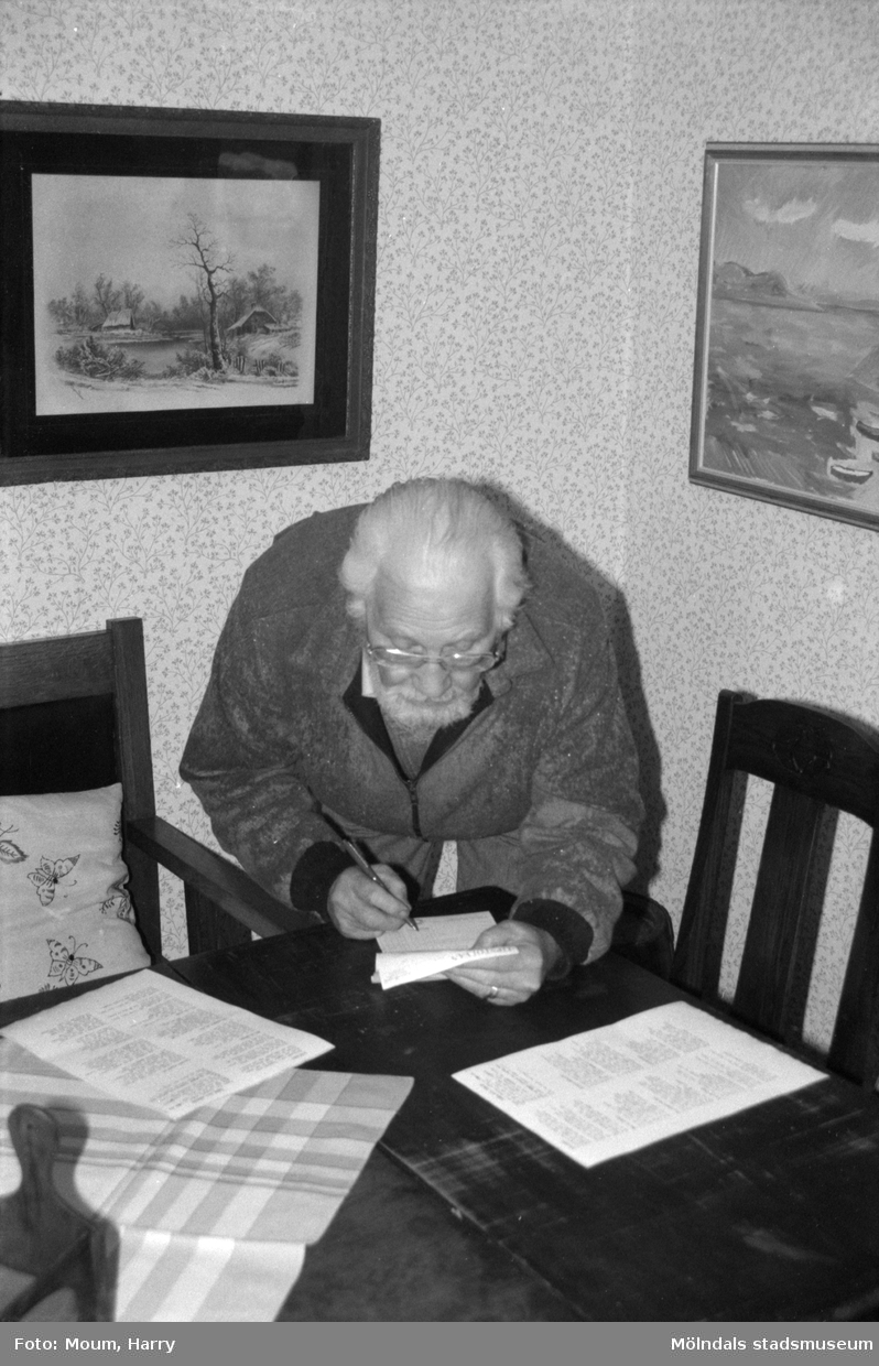 Bertil Edvardsson skriver anteckningar under gökottabesök på hembygdsgården i Långåker, Kållered, år 1985.