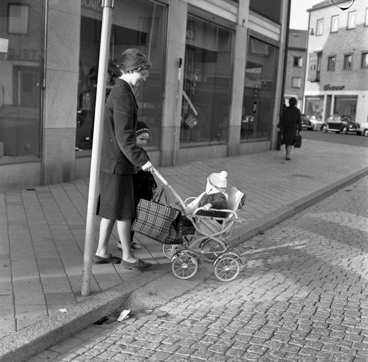 Höga trottoarkanter i Huskvarna centrum på 1960-talet.