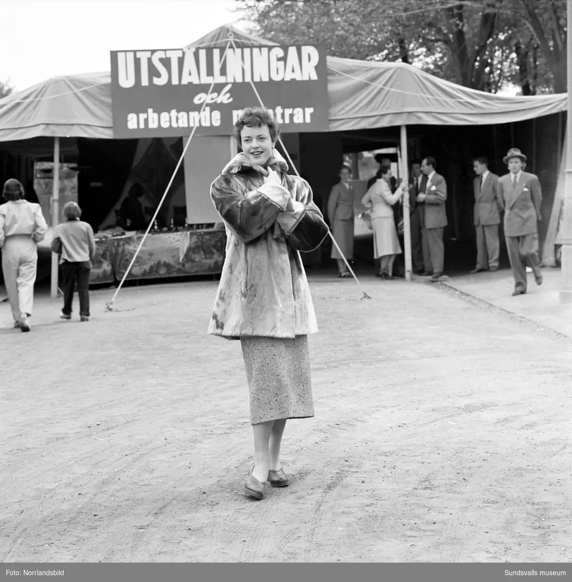 Nymans Pälssalong på Sundsvallsmässan 1954. Körsnär Aisa Nyman jobbar i sin pälsverkstad.