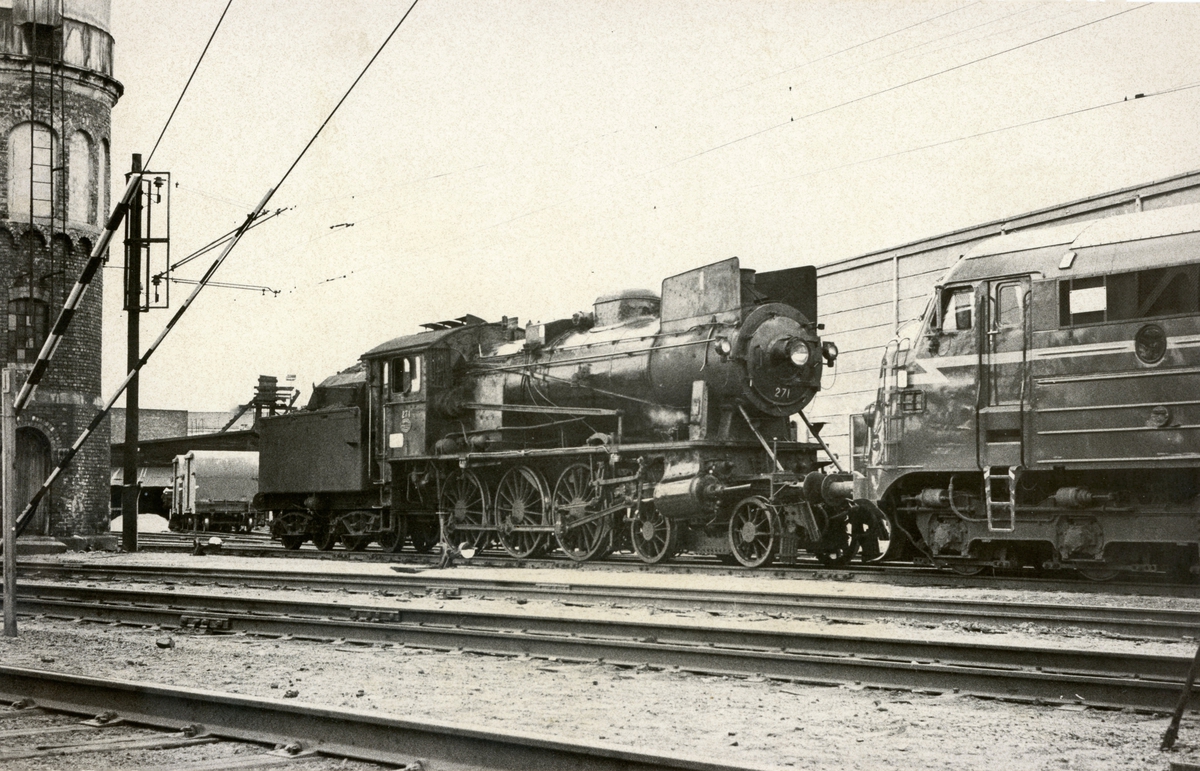 Damplokomotiv type 30a nr. 271 på Hamar stasjon. Lokomotivet er trukket frem for fotografering i forbindelse med Svenska Järnvägsklubbens veterantogstur.