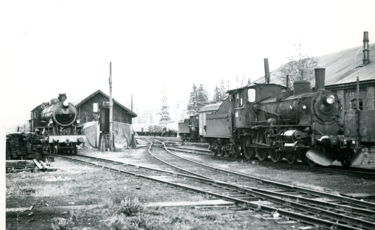 Damplok type 27a nr. 234 på Kongsvinger stasjon. I bakgrunnen SJ damplok A8 nr. 1808., som ble benyttet i Svenska Järnvägsklubbens veterantog.