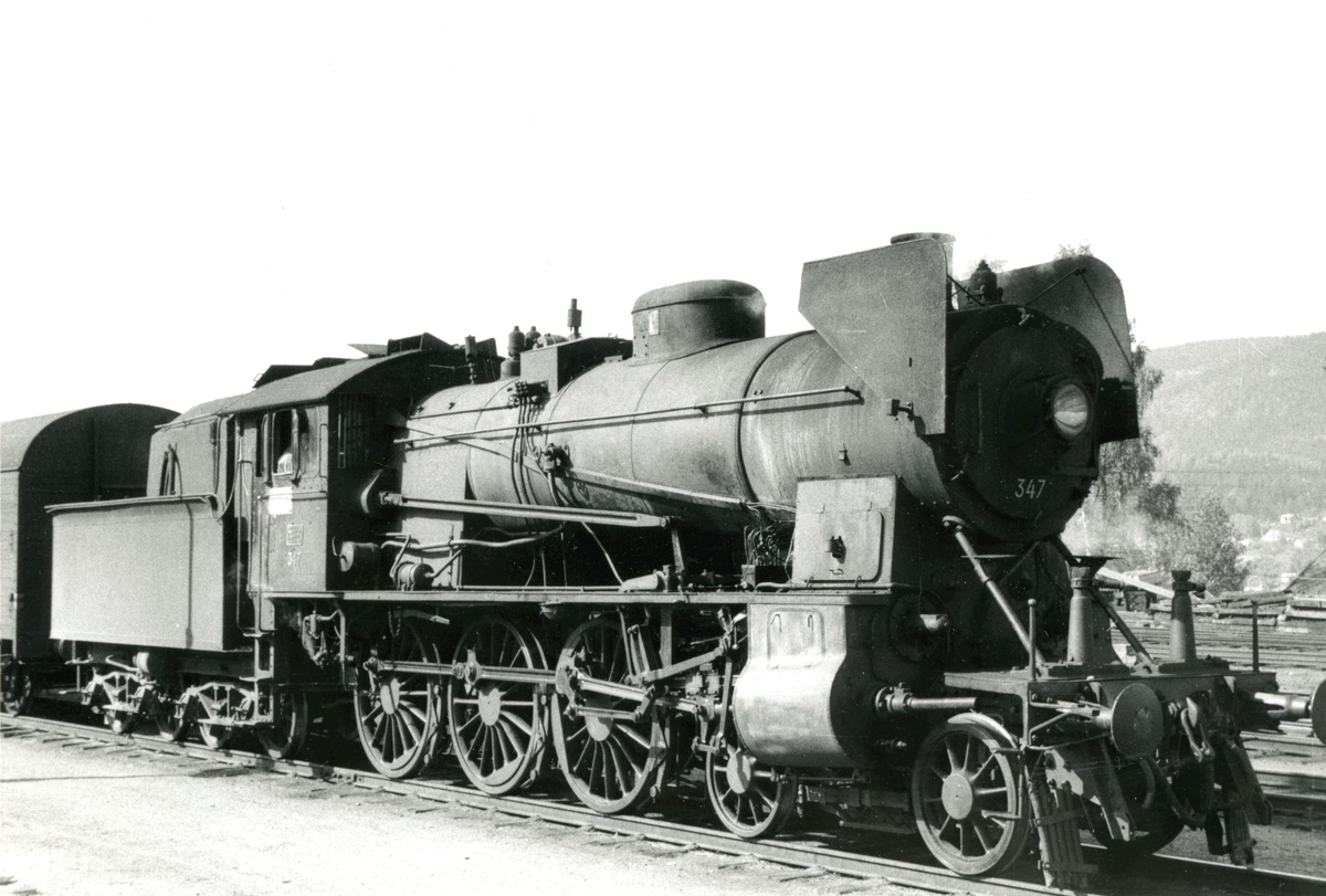 Damplokomotiv type 30b nr. 347 med godstog