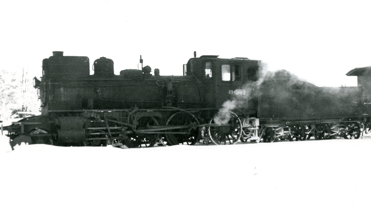 Damplokomotiv type 27a 234 med godstog på Solørbanen.
